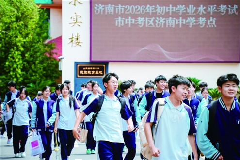 有16所学校没有录满,共计剩余253个计划将纳入统招。图为今年中考济南中学考点现场。记者 赵天羿 通讯员 黄中明 摄